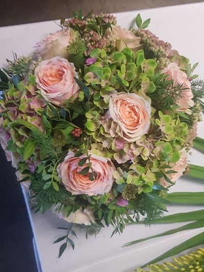 Stichting Happy Flower Boeket roze roos met groen