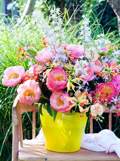 Stichting Happy Flower Roze Boeket in geel emmertje