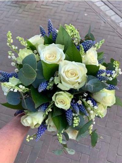 Stichting Happy Flower Boeket witte roos blauw druifjes