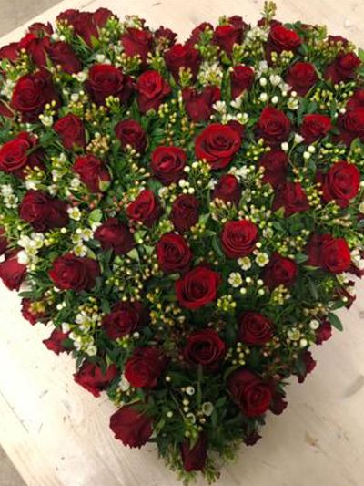 Stichting Happy Flower Bloemstuk rode rozen hart