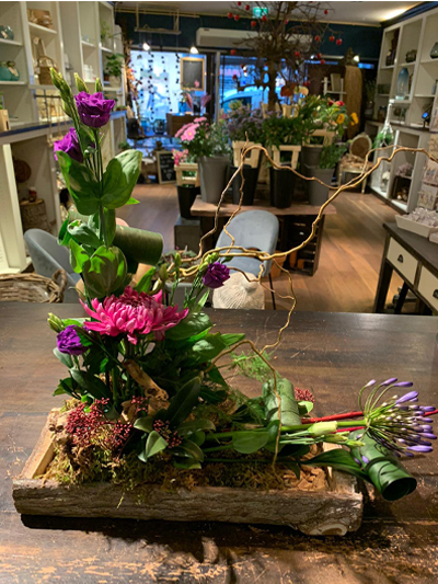 Stichting Happy Flower Bloemstuk op hout