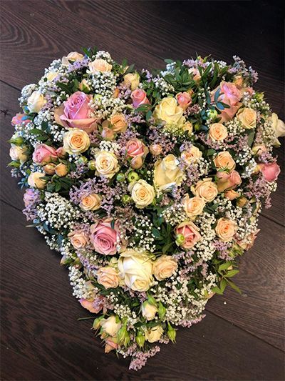 Stichting Happy Flower Bloemstuk roze geel hart