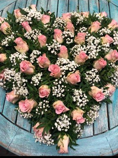 Stichting Happy Flower Bloemstuk roze roos en groen